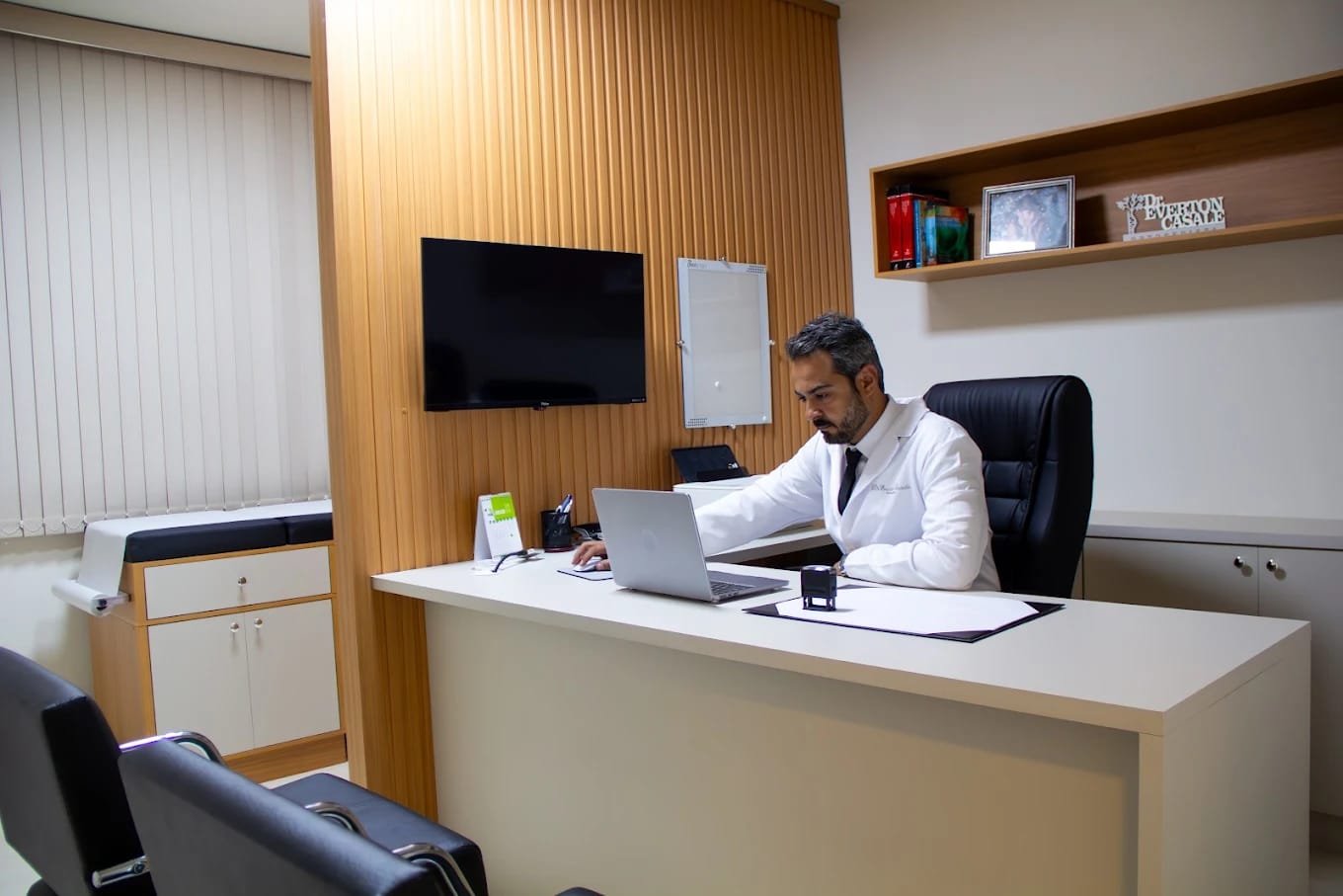 Dr. Everton Casale atendendo no consultório, na Clínica Atom